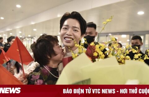 Đức Phúc về nước trong vòng tay người thân và khán giả sau chiến thắng quốc tế