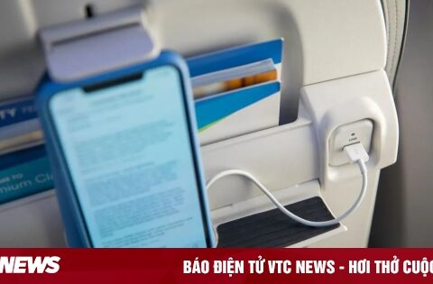 Sử dụng cổng sạc trên máy bay có an toàn?