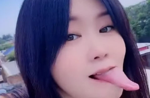 Hot girl khoe biệt tài “độc nhất vô nhị”, chỉ sử dụng 1 bộ phận cơ thể cũng khiến anh em game thủ sửng sốt