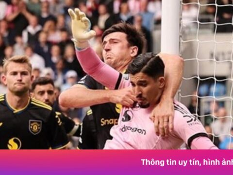 Maguire gây tranh cãi khi theo kèm đồng đội