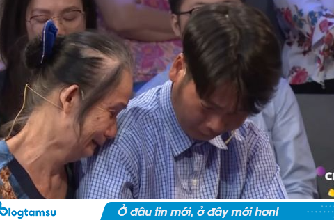 Gặp lại con thất lạc hơn 30 năm, mẹ ở Đà Nẵng quỳ gối tri ân người nhặt ve chai