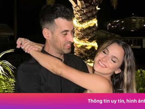 Busquets kiếm bộn tiền dù không đá bóng