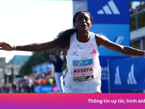 Người phụ nữ đầu tiên chạy marathon dưới 2 giờ 12 phút