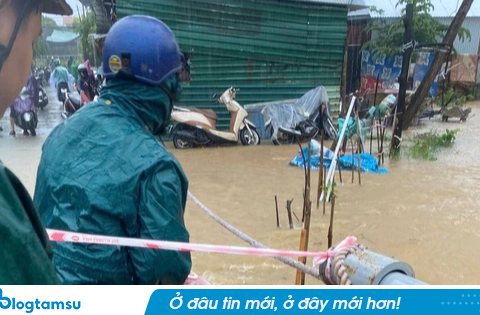 Lội nước ra bến xe về quê, chồng bất lực nhìn vợ bị nước cuốn mất tích