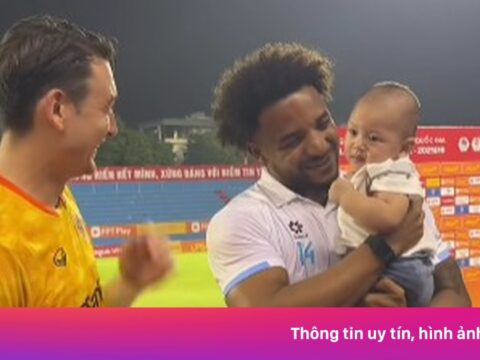 Văn Lâm ‘xin vía’ Xuân Son cho con trai