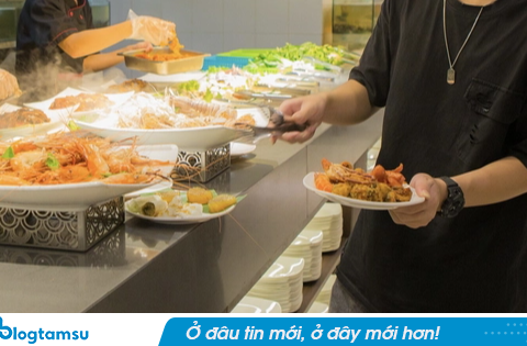 Khách ăn buffet nhưng cứ 15 phút lại thò tay lục túi 1 lần, nhà hàng lập tức trích xuất camera: “Đừng để chúng tôi báo công an”