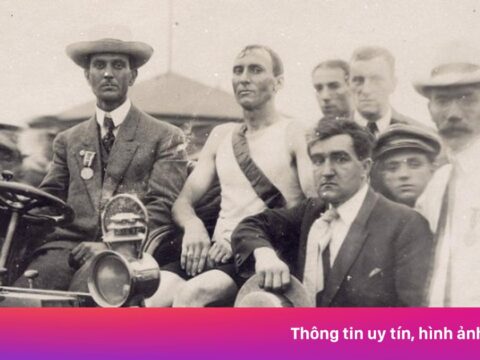 VĐV bị tước huy chương marathon vì đi nhờ ô tô về đích