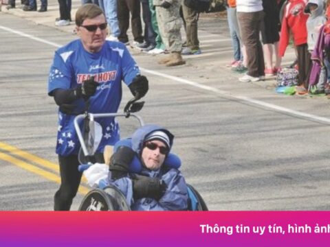 Hành trình marathon vĩ đại của người cha đẩy con trên xe lăn