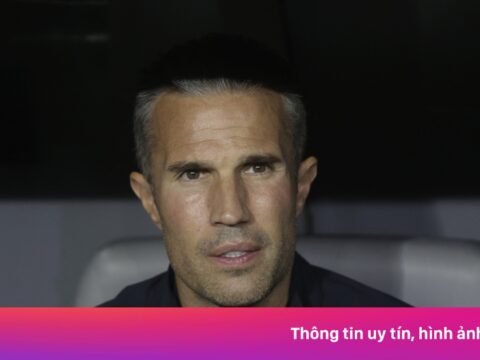 Đội của Van Persie khủng hoảng ở Europa League