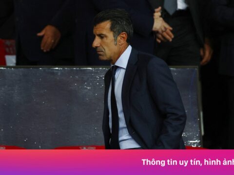 CĐV Barcelona la ó Figo