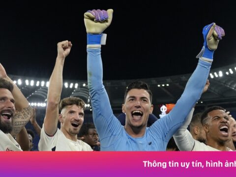 Quả phạt đền điên rồ khiến Roma ôm hận ở Europa League