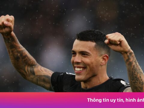 Tottenham áp sát ngôi đầu