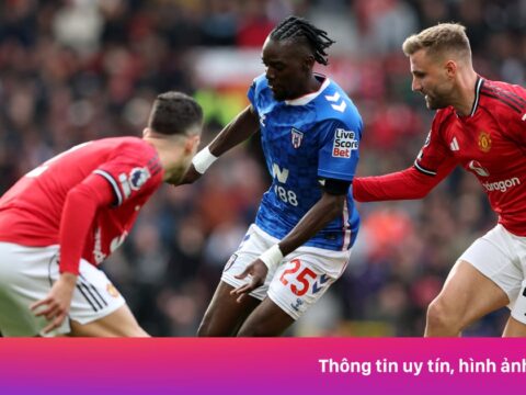 Hàng thủ MU khiến CĐV nổi giận