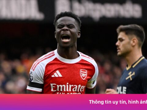 Arsenal tạm thời dẫn đầu Premer League
