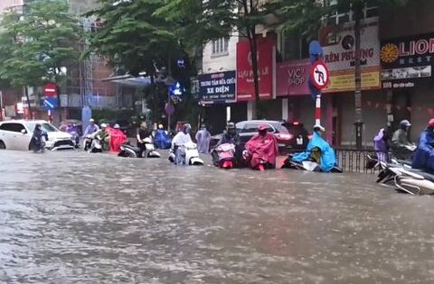 Hà Nội chưa bao giờ như này: Những hình ảnh kinh hoàng nhất của trận mưa ngập từ sáng đến tối!