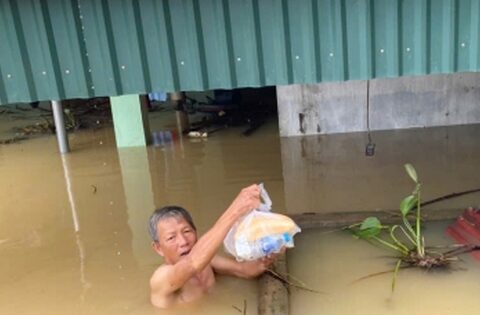 Nước lũ nhấn chìm tài sản, người dân Thanh Hóa nghẹn ngào lo cảnh trắng tay