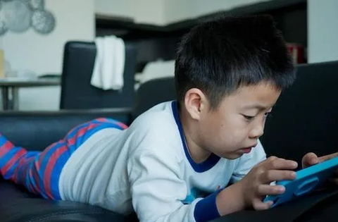 Bé trai 5 tuổi bị cận thị gần 1000 độ, bác sĩ nói thẳng: Chính thói quen này đã huỷ hoại vô số trẻ em!