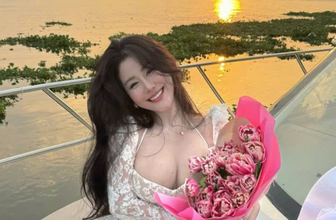 Danh tính hot girl trong màn tỏ tình giữa biển đang “gây sốt”