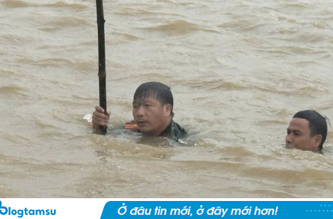 Cảm động hình ảnh 2 thiếu tá công an lặn tìm xe hàng cho nam shipper bị nước cuốn