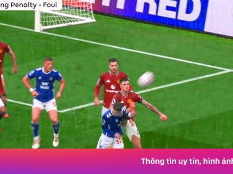 VAR cứu Sesko, Sunderland tức giận vì mất phạt đền