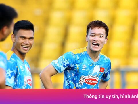 Duy Mạnh, Hoàng Đức pha trò giúp cầu thủ U23 cười tươi
