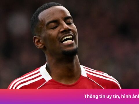 Phút bù giờ điên rồ khiến Liverpool mất ngôi đầu