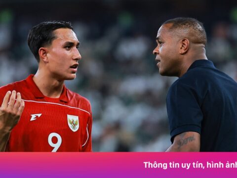 CĐV Indonesia phẫn nộ với Kluivert