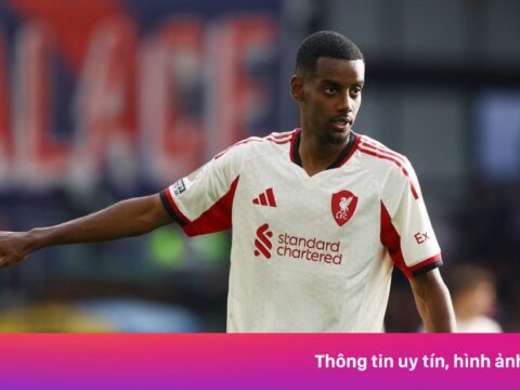 ‘Khối bê tông triệu USD’ chặn đường Isak