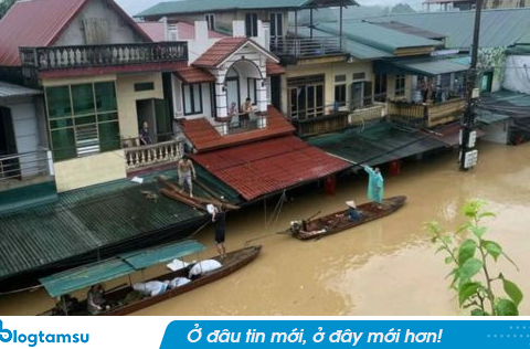 Cảnh tượng thắt lòng trong đợt ngập lụt nghiêm trọng nhất năm 2025 do bão số 10 Bualoi