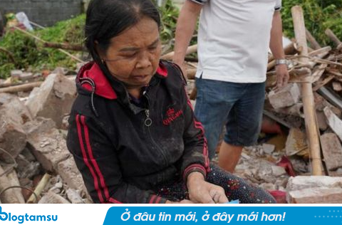 Mẹ già tử nạn trong căn nhà đổ sập, con gái khuyết tật bật khóc giữa đống đổ nát