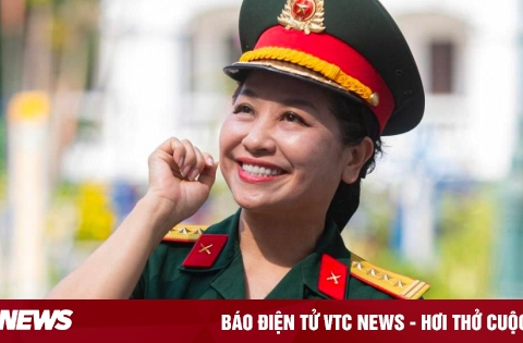 Nữ NSND mang hàm Đại tá, có bằng tiến sĩ, hiện là Giám đốc nhà hát