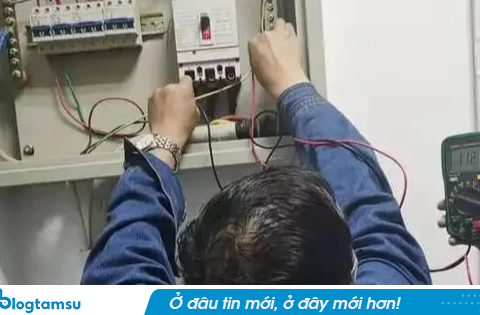 Tắt hết thiết bị điện trong nhà nhưng công tơ vẫn nhảy số, ngốn hơn 3,7 triệu đồng/tháng, người đàn ông gọi thợ đến kiểm tra thì được thông báo: “Có 1 dòng điện lạ”