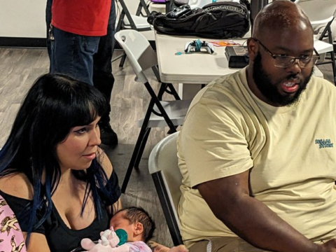 Vừa sinh chưa được 1 tuần, nữ game thủ bế con, “ẵm” luôn giải vô địch Mortal Kombat