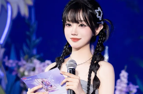 “Nữ thần” LPL khoe chân dài miên man, diện váy siêu ngắn khiến CĐM mê mẩn