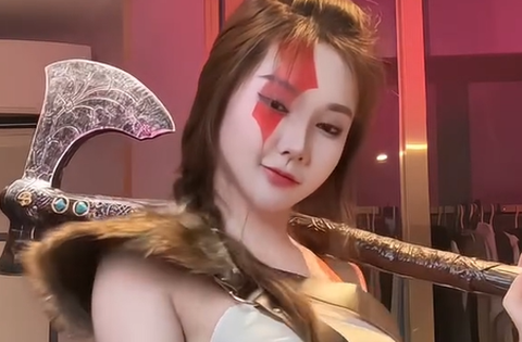 Hóa thân thành thần chiến tranh, nữ coser khiến fan mê mẩn với màn lắc hông độc đáo