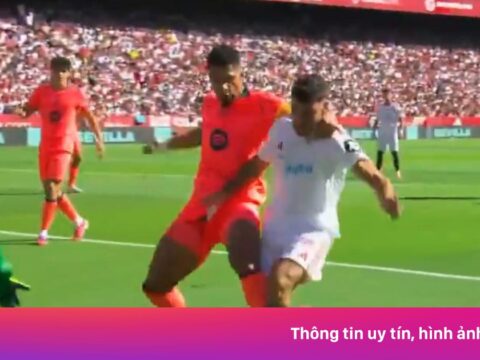 VAR gây tranh cãi trong trận Sevilla gặp Barca
