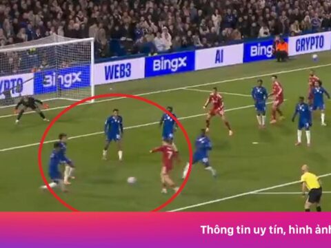 Wirtz đỡ bóng ‘văng cả mét’