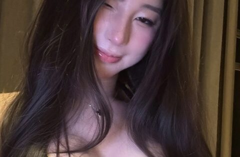 Khoe iPhone 17 mới toanh, hot girl Uyên Ni bị “soi” đời tư và màn đáp trả anti-fan “cực gắt”