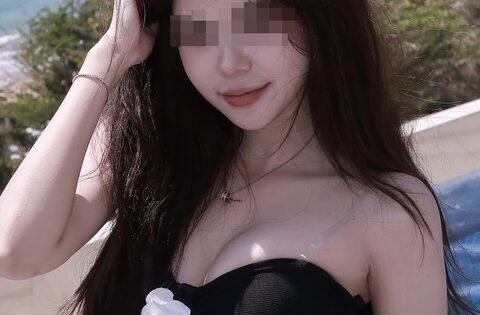 Mặc trang phục “phản cảm” tại trường học, hot TikToker triệu view vội vàng lên tiếng xin lỗi