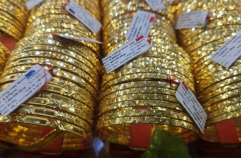 Sáng 2-10, cửa hàng vàng nhỏ niêm yết giá vàng miếng SJC rất cao