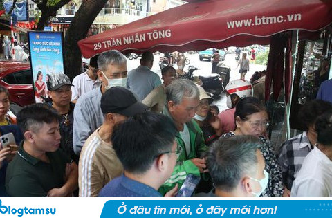 Xếp hàng từ sáng sớm chờ mua vàng giá 138 triệu đồng/lượng: Chuyên gia cảnh báo