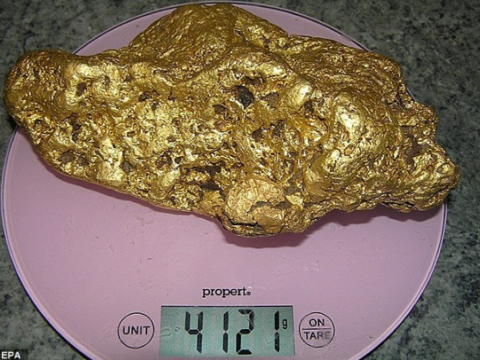 Mang thỏi vàng 1kg giữ suốt 13 năm đi kiểm tra, người đàn ông sốc nặng khi bán được 1,6 tỷ đồng